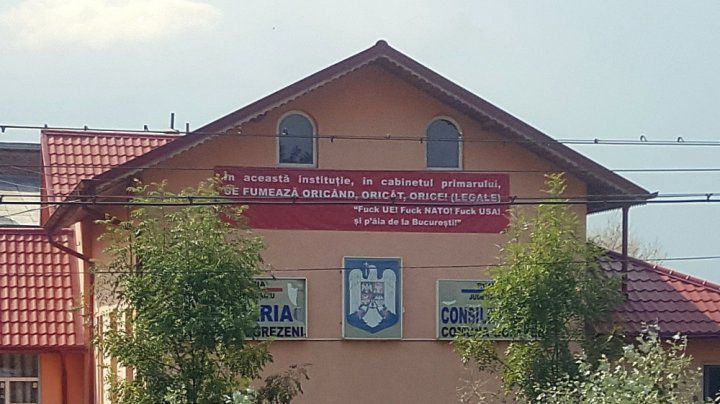 Te lasă mască: Mesajul afişat pe clădirea unei primării din România
