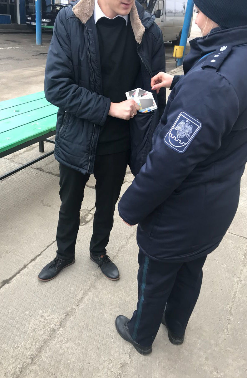 Patru moldoveni au fost prinși cu buletine românești false și permise de conducere contrafăcute