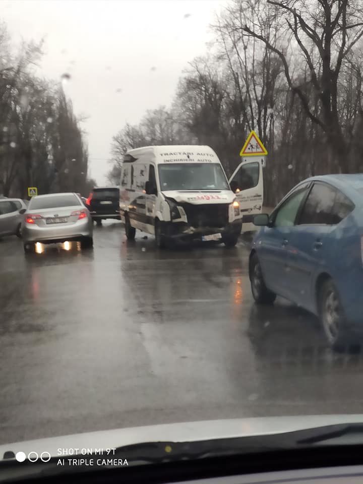 В столице произошла авария с участием трех автомобилей