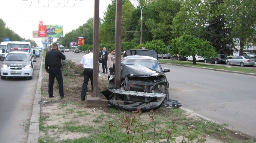 На бульваре Дачия BMW въехал в рекламное панно