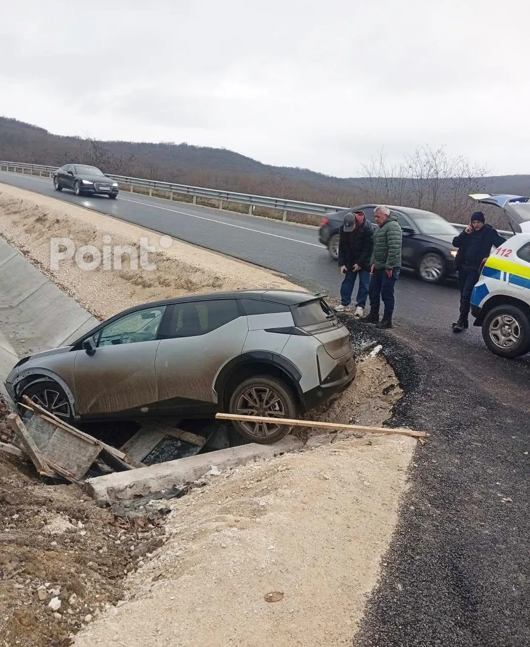 Возле Хынчешт электромобиль съехал в кювет