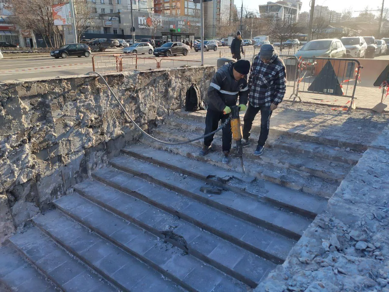 В центре Кишинева ремонтируют пути доступа к двум подземным переходам