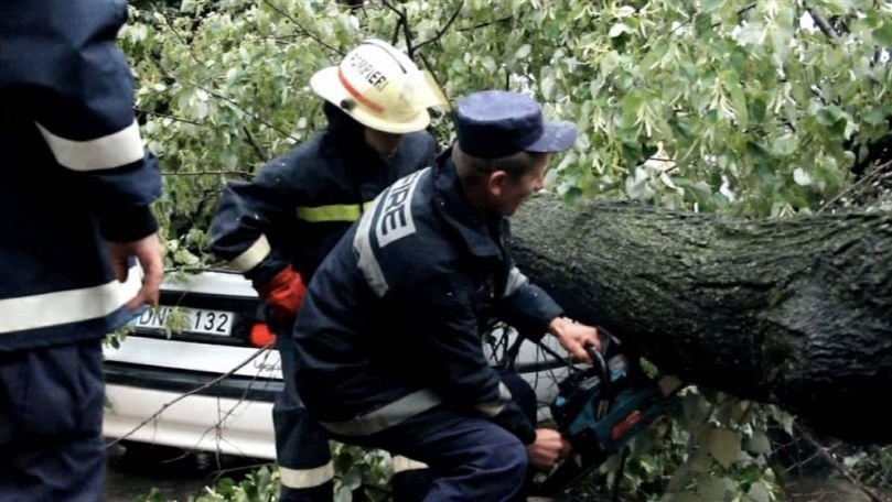 Спасатели продолжают устранять последствия непогоды