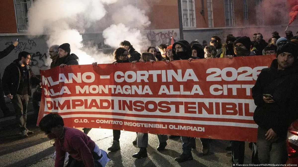 В Италии полиция применила слезоточивый газ к митингующим возле места проведения Олимпиады