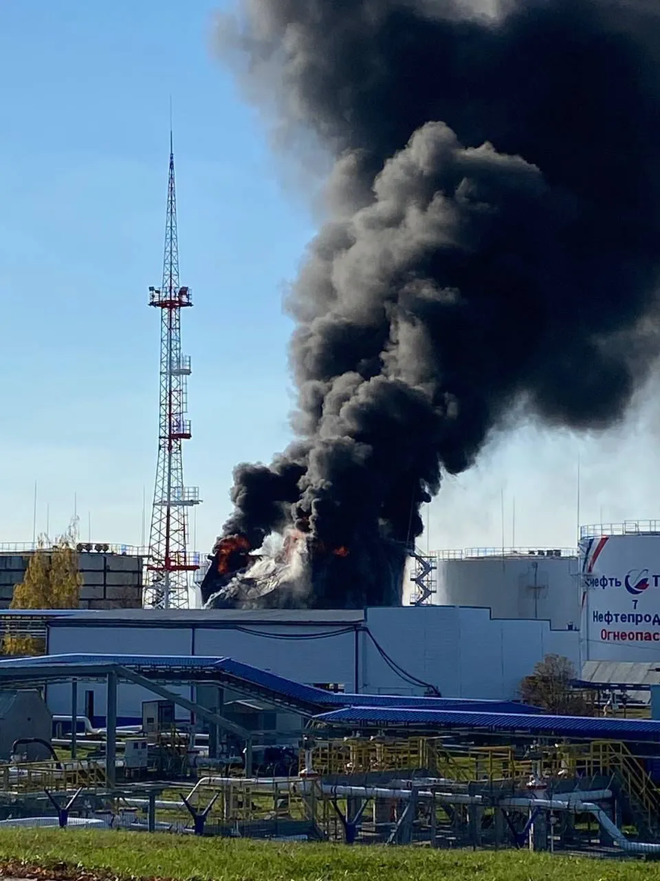 В Белгородской области горит нефтебаза