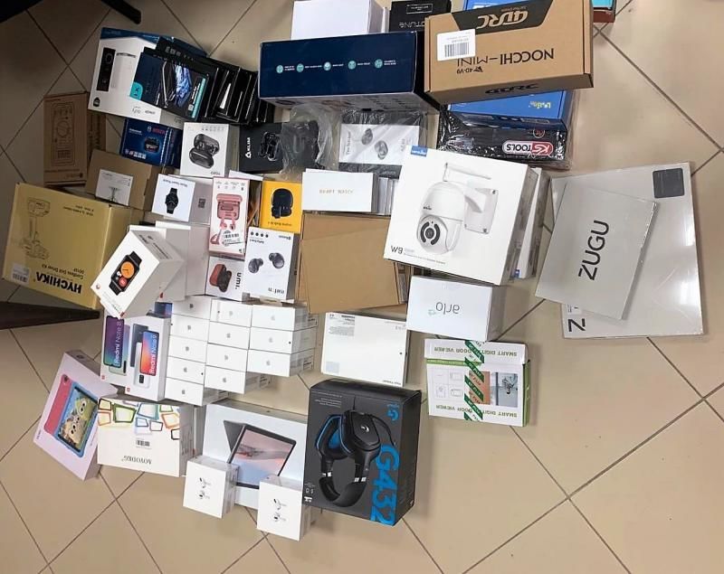 Таможенники обнаружили газовый пистолет, сигареты и другие товары