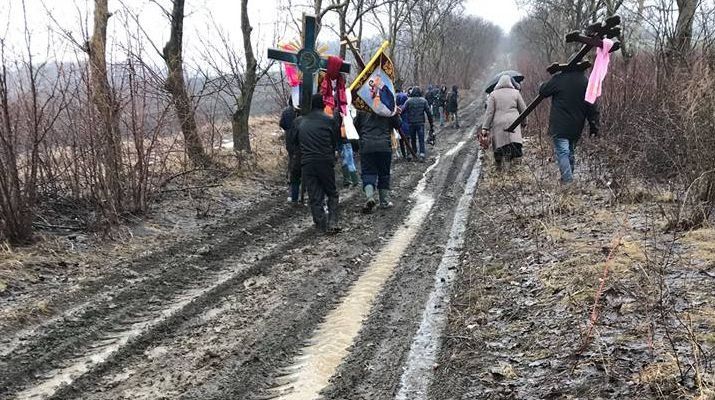 Чтобы проводить родных в последний путь, в одном из сел используют сельхозтехнику