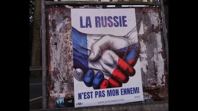 Abțibilduri cu inscripția „Rusia nu este dușmanul meu”, distribuite în orașele din România