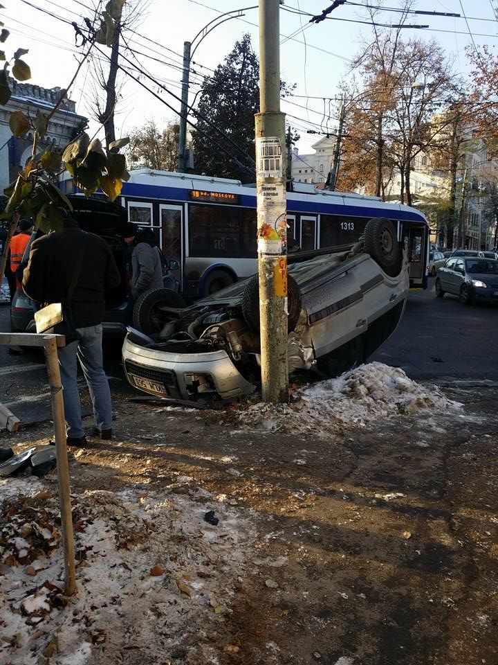 В центре Кишинёва в результате ДТП перевернулся автомобиль