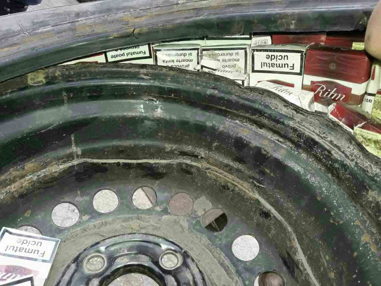 A rămas fără mașină, după ce a încercat să treacă frontiera cu țigări camuflate în roți