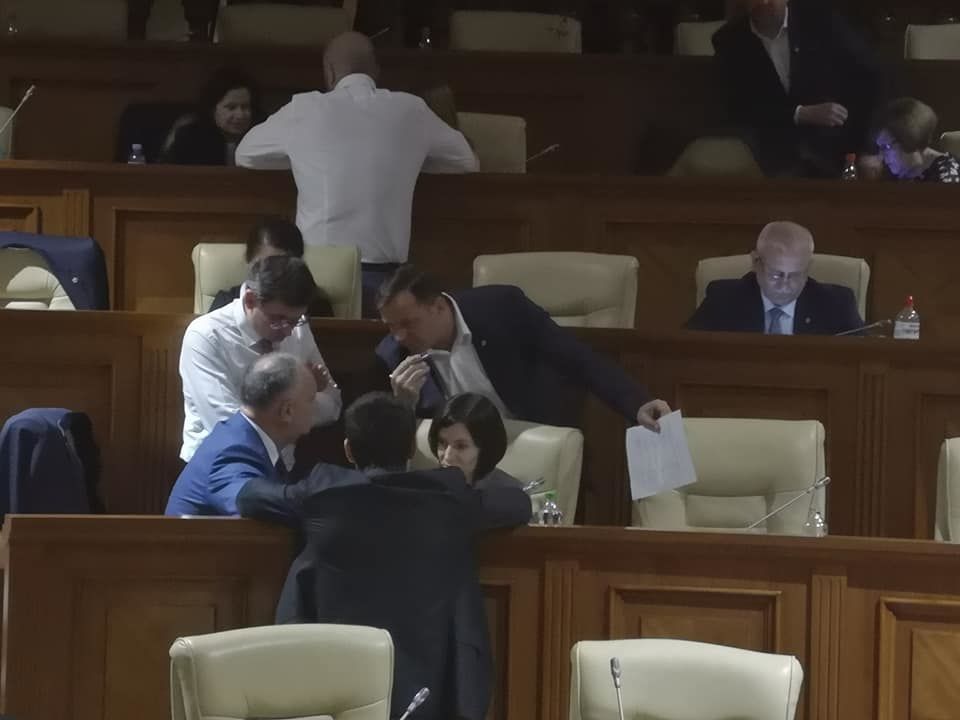 Президент пришел на заседание парламента