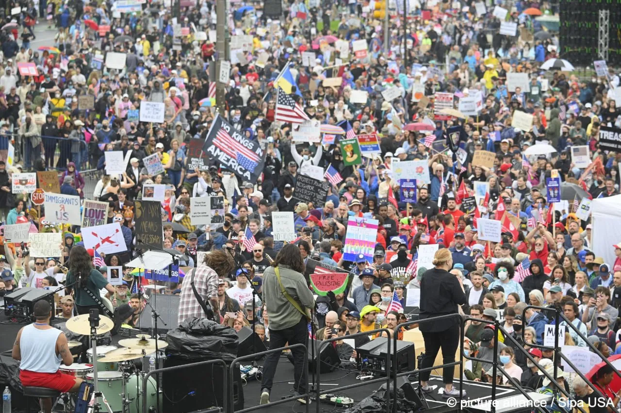В десятках городов США прошли протесты против Трампа