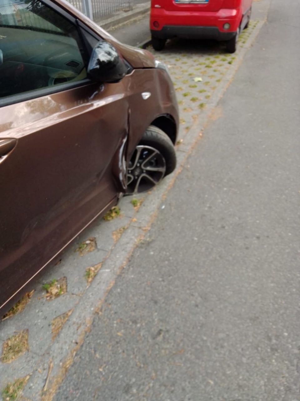 Пьяный молдаванин повредил три припаркованных автомобиля в Италии