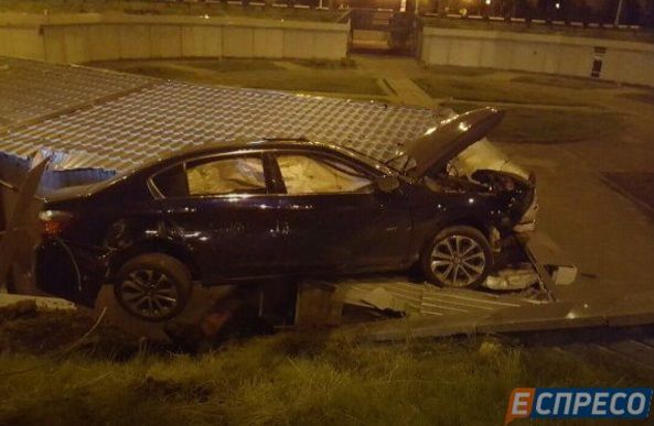 В Киеве на крышу киоска упал автомобиль