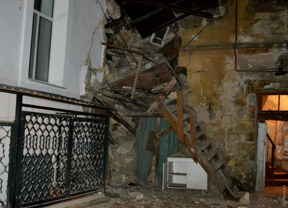 Обрушение в Одессе: женщина оказалась под завалами в собственной квартире