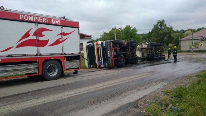 На опасном повороте в Каушанском районе опрокинулась фура
