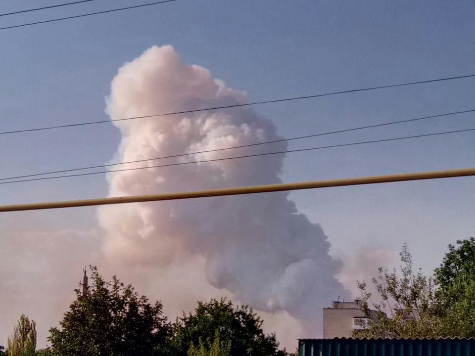Incendiu puternic la o uzină din Donețk, după ce depozitele cu deșeuri chimice au luat foc
