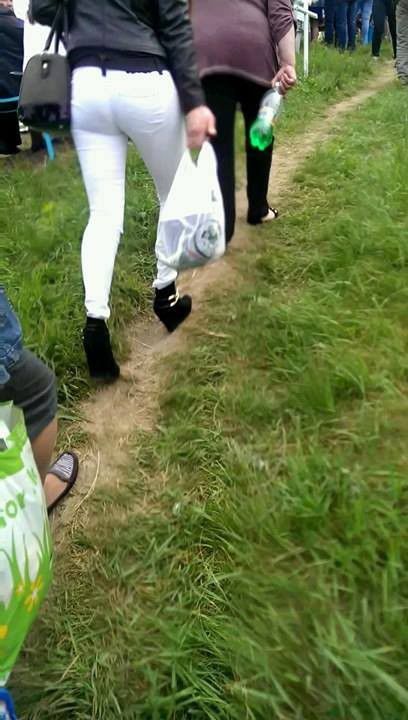 В соцсетях составили хит-парад самых нелепых нарядов в поминальные дни на кладбищах