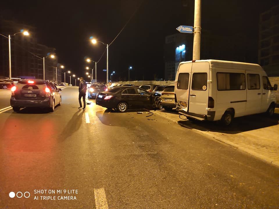 На Чеканах водитель за рулем мерседеса повредил три автомобиля