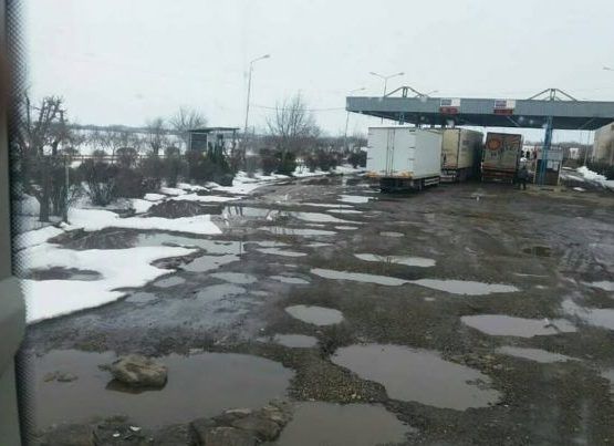 Дорога на КПП Албица представляет собой удручающее зрелище