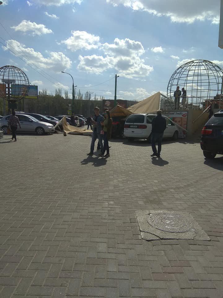 В центре Кишинева навес для террасы упал на припаркованные автомобили