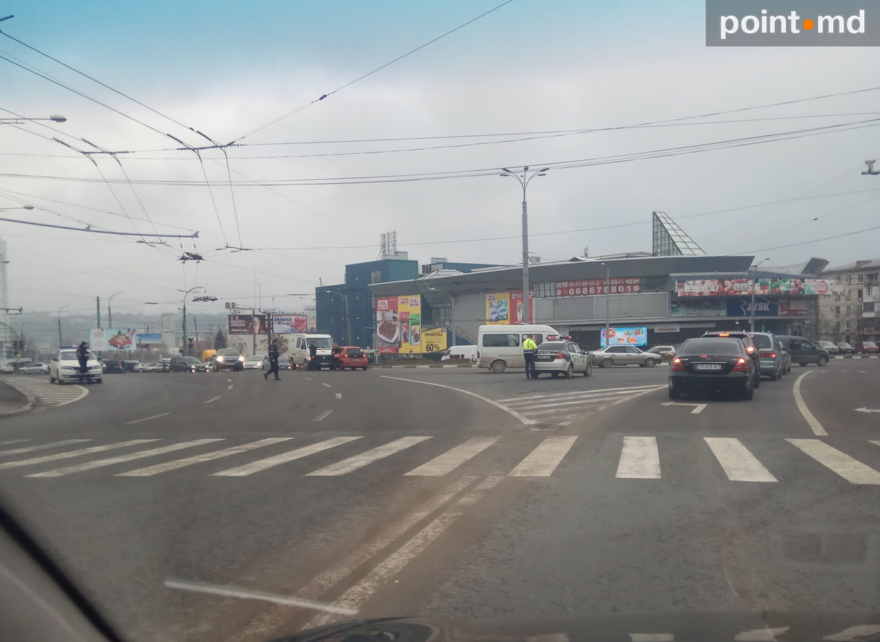 Rătăcită în giratoriu? Adevărul despre accidentul ciudat din Capitală