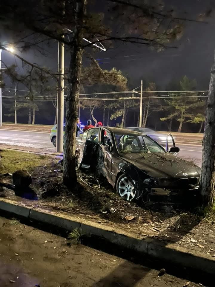 В Кишиневе автомобиль врезался в дерево