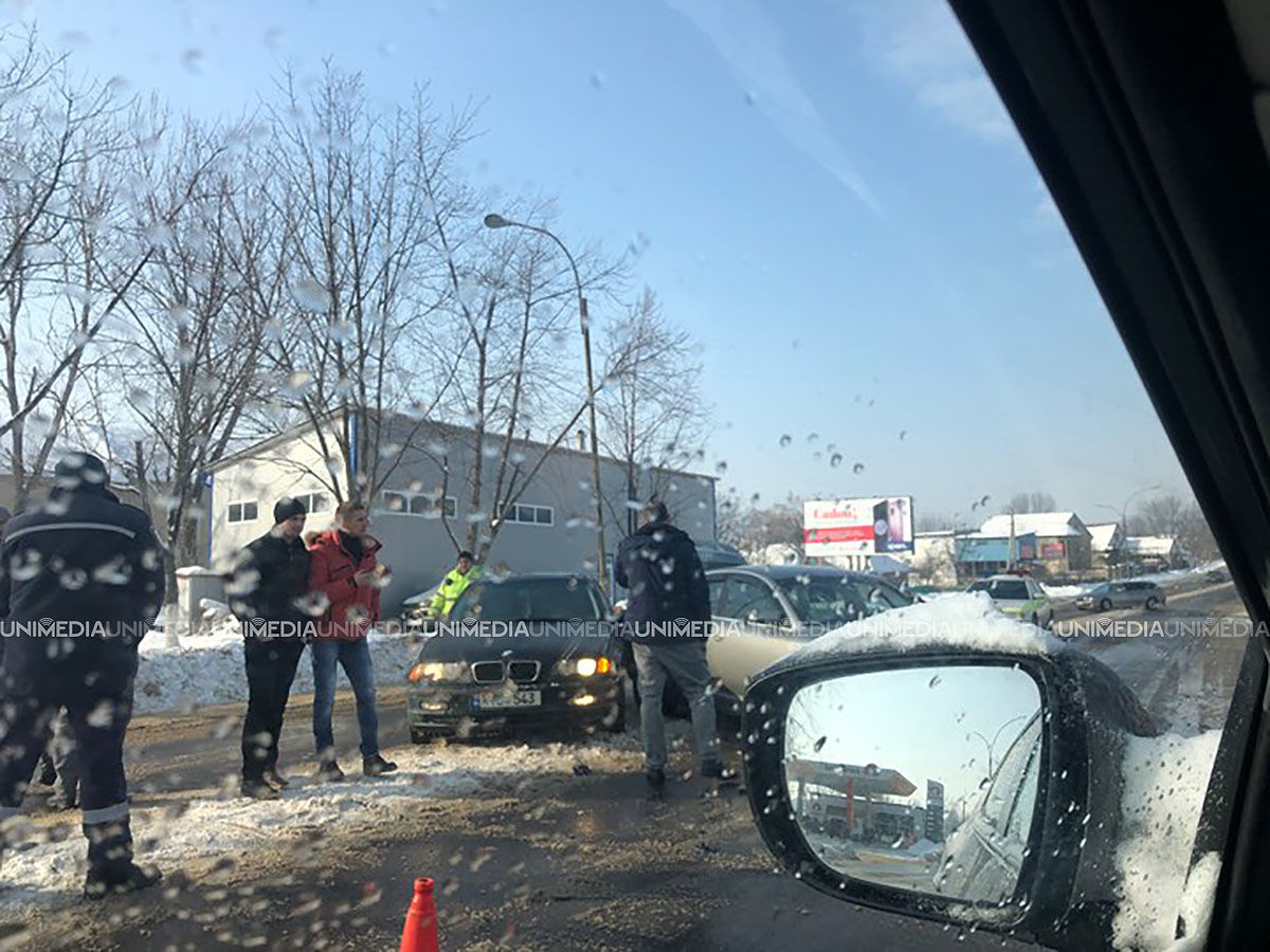 ДТП в Унгенах: столкнулись 2 автомобиля и рейсовый микроавтобус
