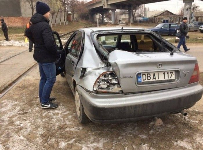 Accident pe calea ferată, o mașină a fost lovită în plin de o locomotivă