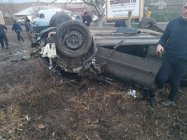 Accident grav in satul Iurevca, Cimislia. O masina a intrat intr-un gard si s-a rasturnat