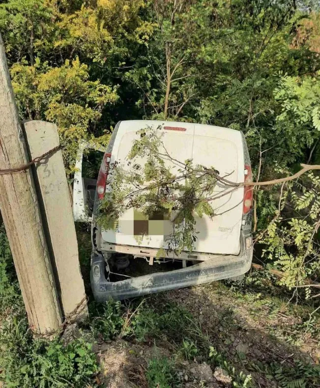 Un șofer beat la volan a pierdut controlul mașinii și a derapat de pe carosabil