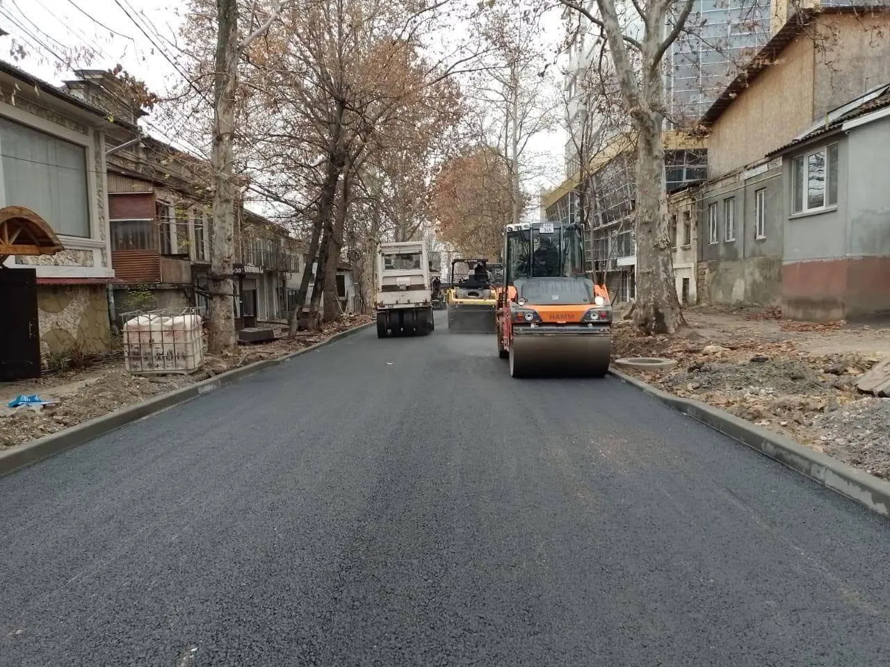 На нескольких улицах в центре Кишиневе ведутся последние работы в этом году