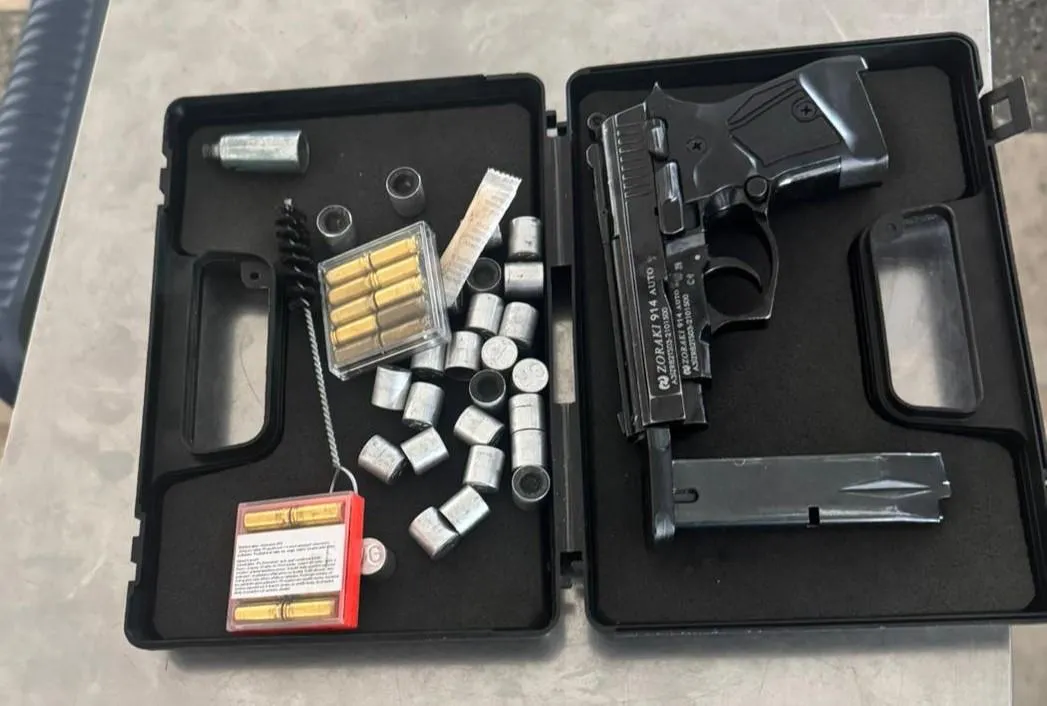 Droguri și arme, descoperite în timpul verificării bagajelor la postul vamal Leușeni