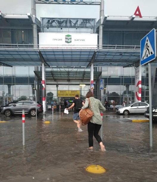 В Киеве ливнем затопило аэропорт Жуляны