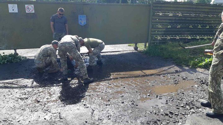 Украинские СМИ: Военным приказали осушить лужи перед визитом Зеленского