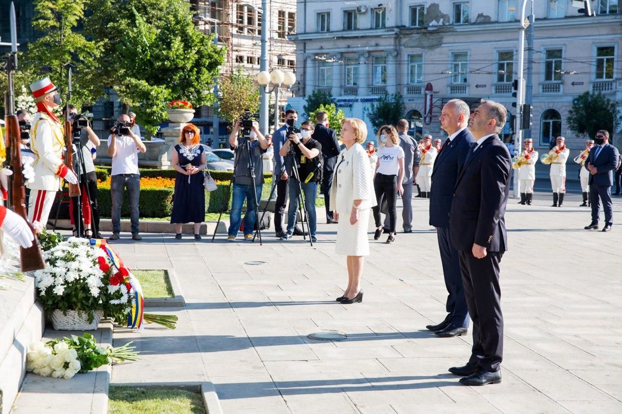 Протестующие освистали руководство страны во время возложения цветов к памятнику Штефану чел Маре