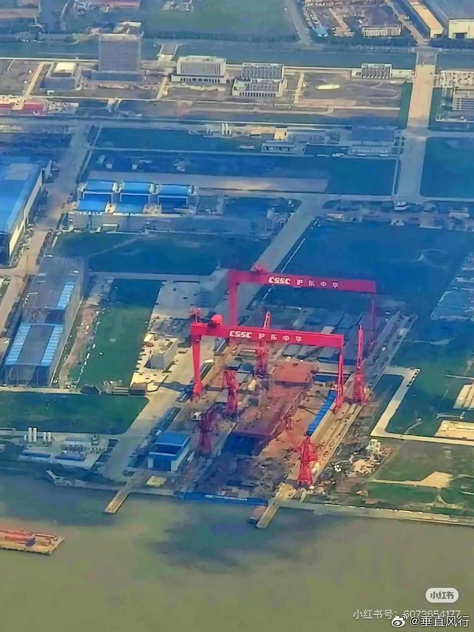 Imagini din satelit arătă construcția celei mai mari nave de asalt din lume