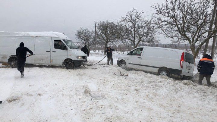 В Ниспоренах минивэн, перевозивший на трале кроссовер, съехал в кювет