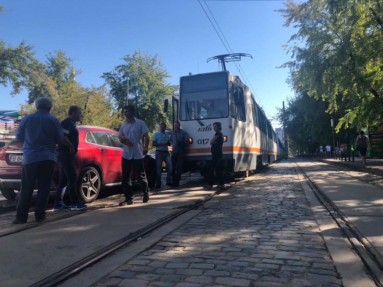 В Бухаресте автоледи заблокировала движение трамваев
