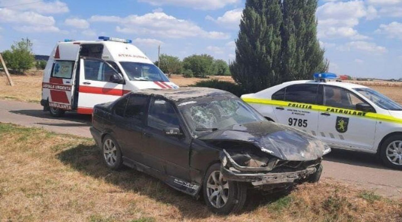 В Дрокиевском районе перевернулся автомобиль: пострадали три человека