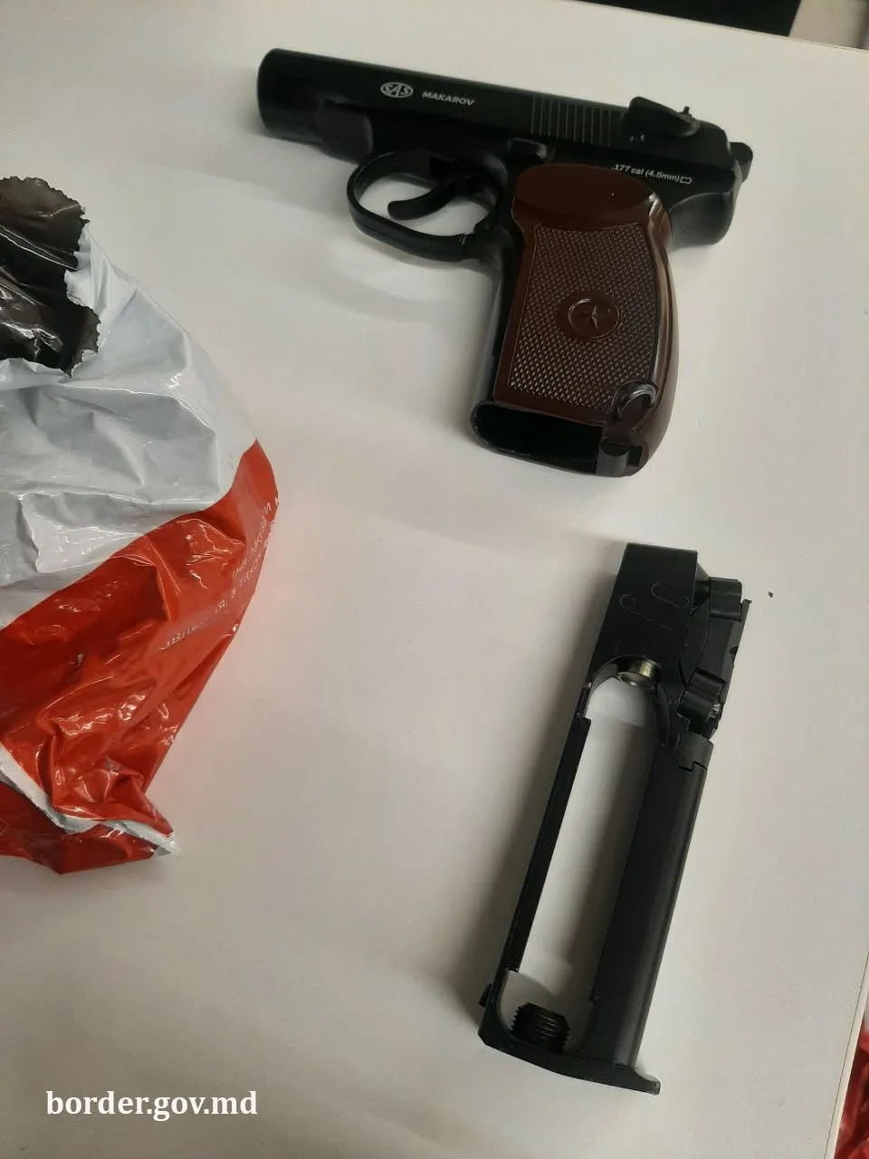 В аэропорту Кишинева обнаружены патроны, пистолет и поддельный документ