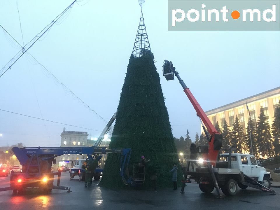 Елку в центре Кишинева начали украшать