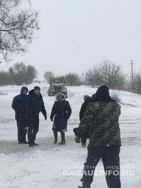 Fotografia zilei: Gravidă scoase din nămeţi de salvatorii moldoveni