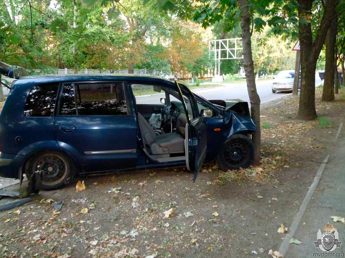 В Тирасполе водитель не справился с управлением и врезался в дерево