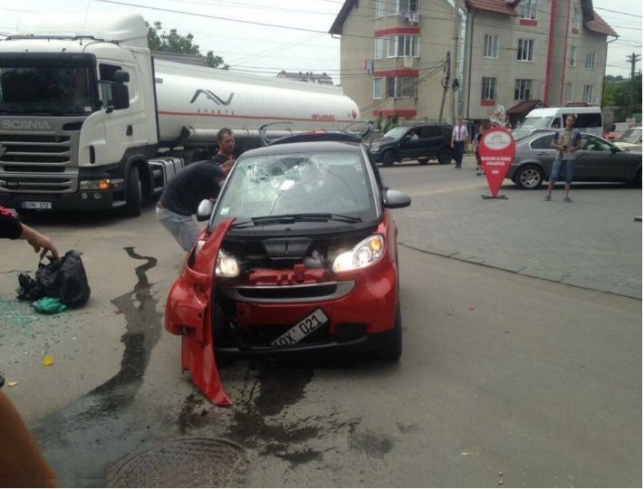 Un camion SCANIA a răsturnat un SMART la Durlești
