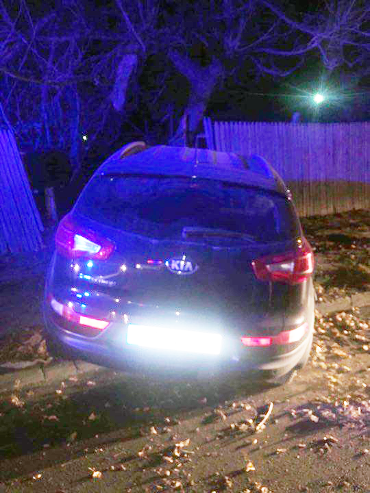 В столице машина влетела в светофор, перевернулась и врезалась в дерево