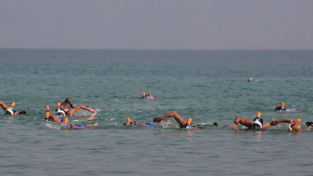 Группа пловцов впервые переплыла Мертвое море