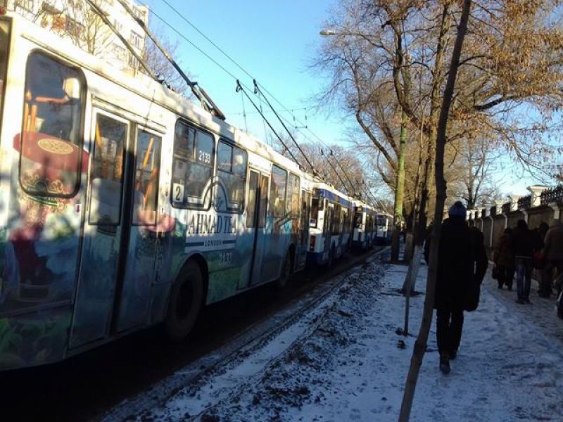 Accident în lanț cu implicarea unui troleibuz