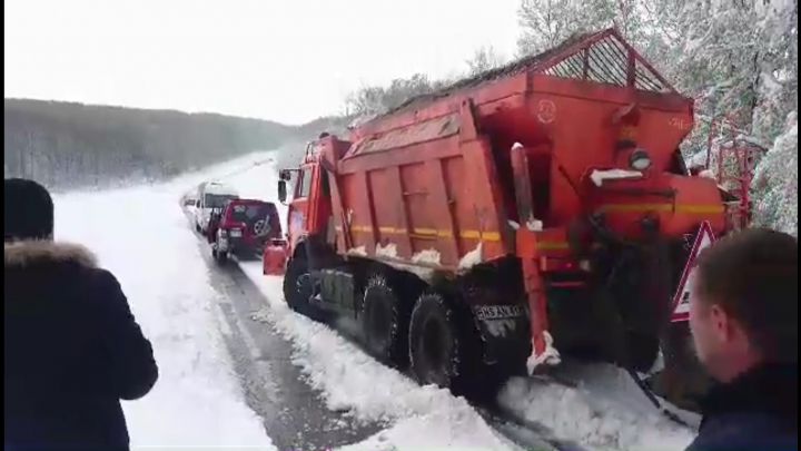 Autospecială pentru deszăpezire, blocată în nămeți! Voluntarii cu Jeepuri salvează prizonierii zăpezii