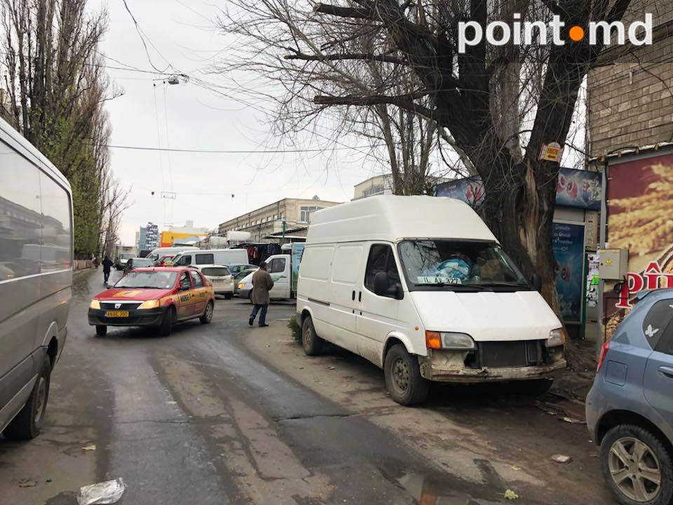 Noua metodă de a astupa găurile asfaltului din Capitală: Cu încălţăminte